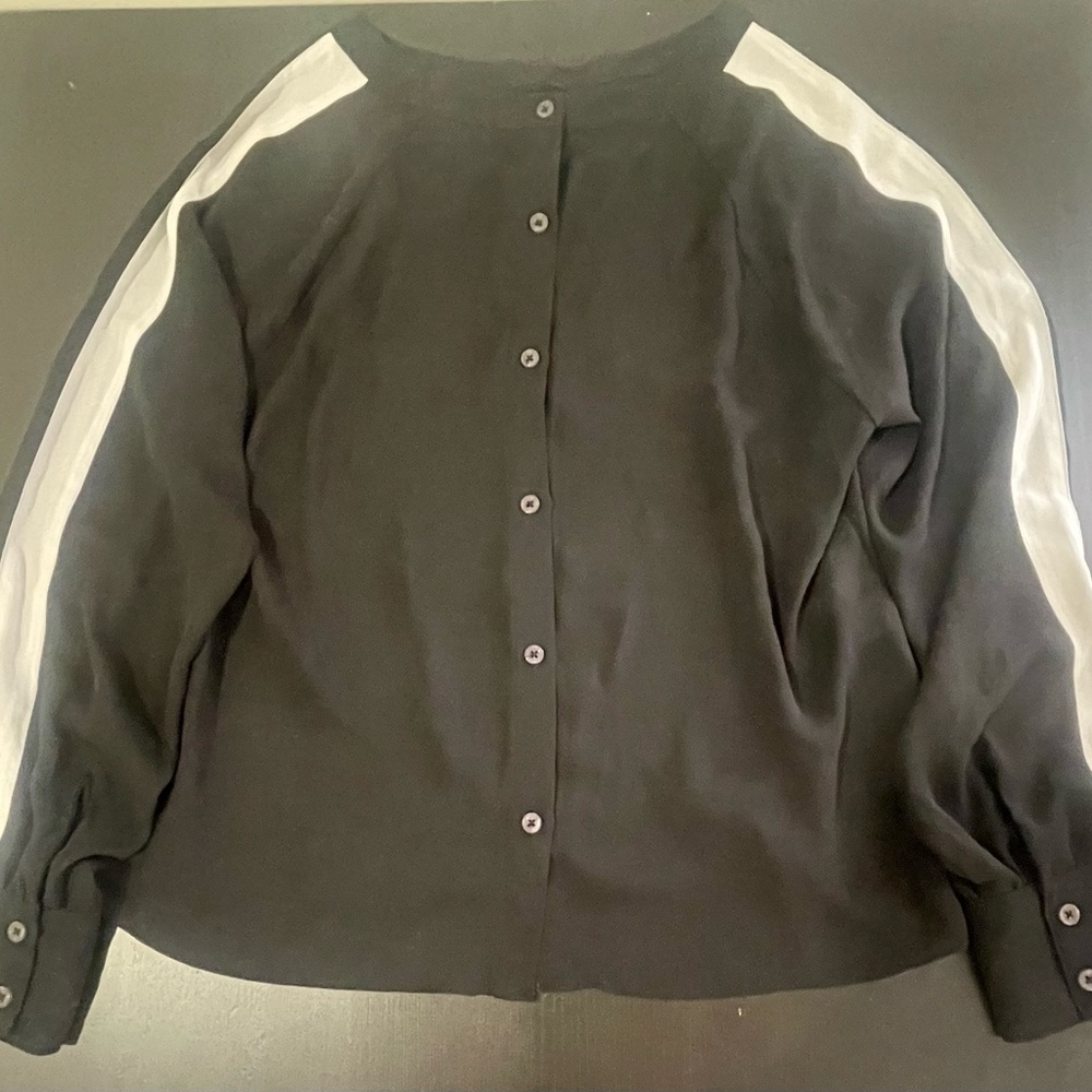 Rachey Roy 100% Polyester Crewneck Button up Top *Excellent Condition*. Size M